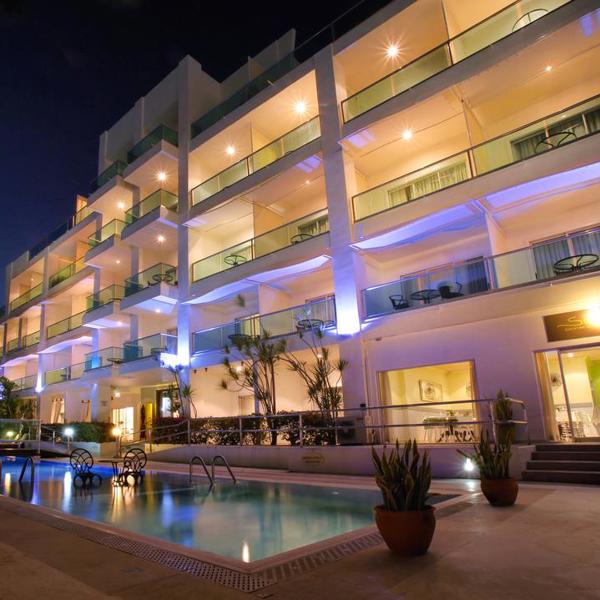 South Beach på Barbados oplyst til aften