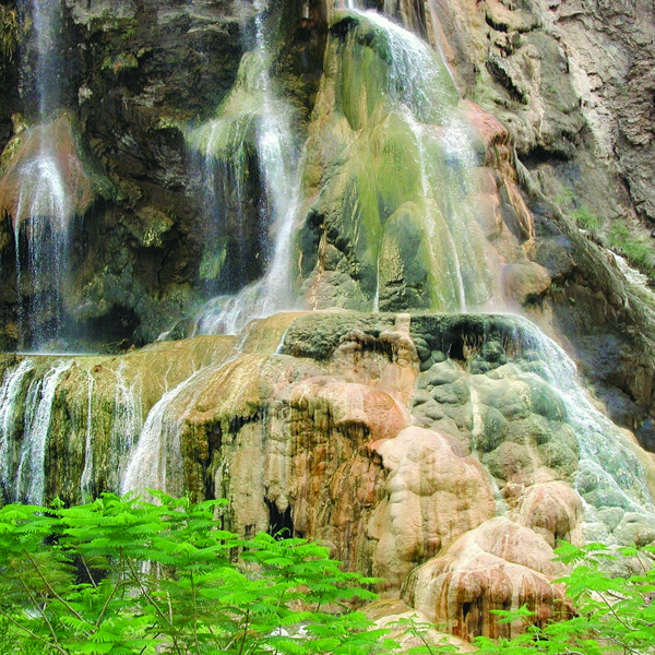 Ved Ma'in Hot Springs kan man se hvordan vandet løber ned ad klipperne