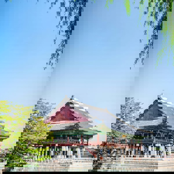 Et af templerne ved Gyeongbokgung Palads med flot blåt vand omkring