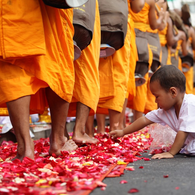 Der ofres til munkene, Thailand (2)