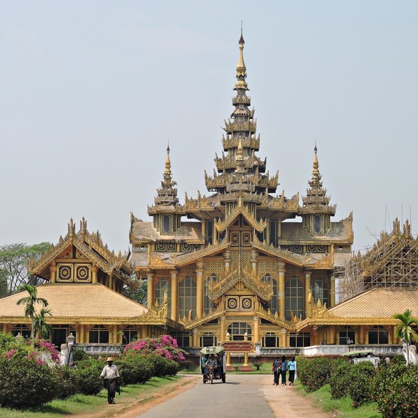 Tidlig morgen på vej mod templet, Bago, Myanmar