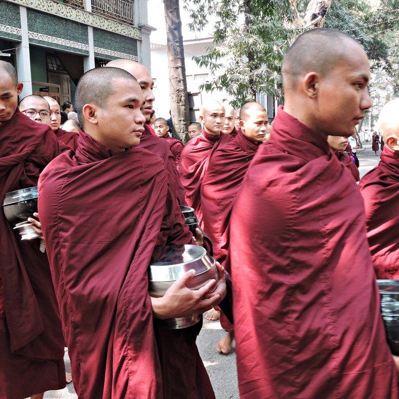 Munkene får morgenmad, Mandalay, Myanmar