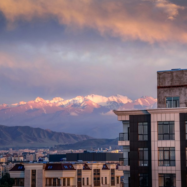 Udsigt over Bishkek og bjerge