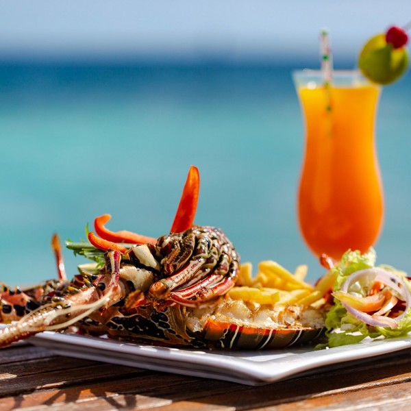 Hummer og drinks  på Embudu Village i Maldiverne