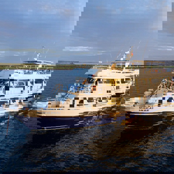 Galapagos båd, Hannibal Travel