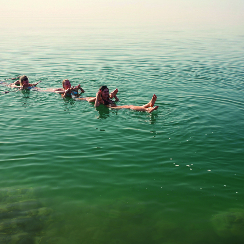 At bade i Det Døde Hav er en oplevelse som aldrig før