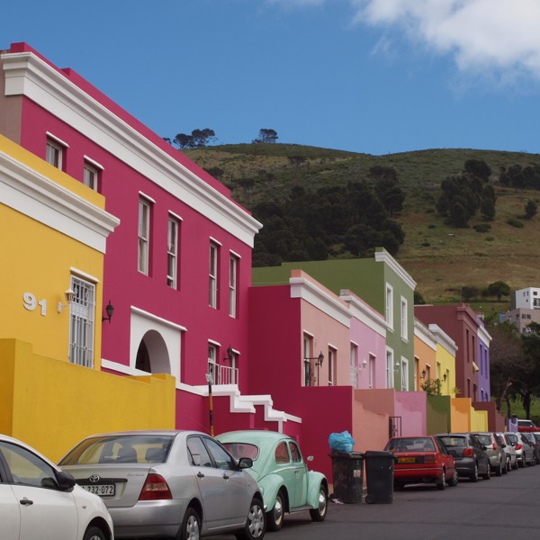 Biler parkeret foran Bo Kaap, Cape Town, Sydafrika