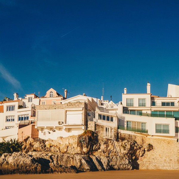 Huse helt ned til vandet i Cascais