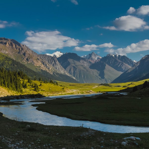 Bjerge og grønne dale i Karakol